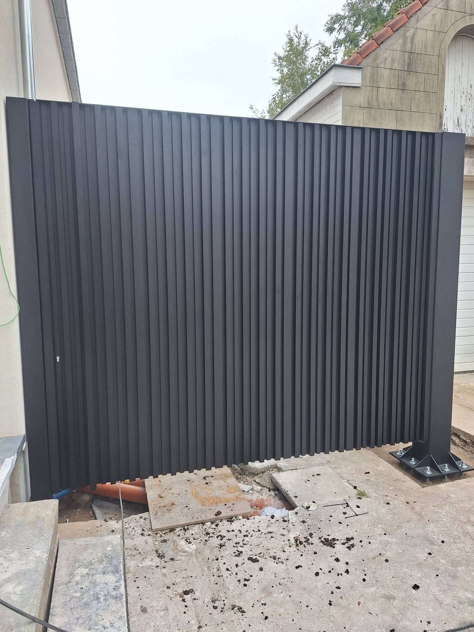 Moderne schuifpoort met Alinel gevelbekleding